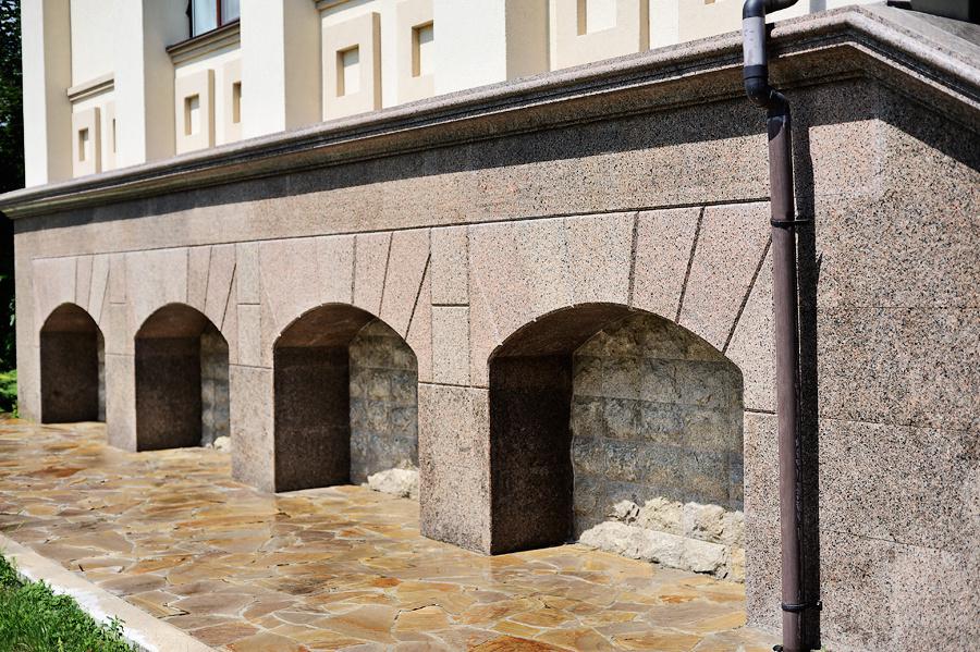 облицовка цоколя гранитом